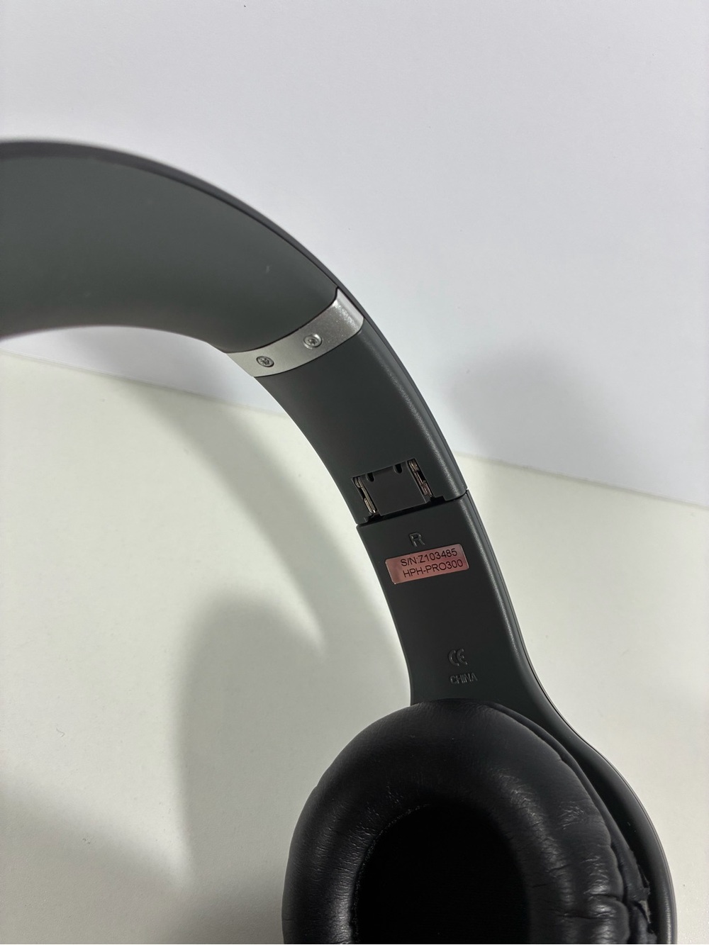 YAMAHA WIRED HEADPHONES W/ MICROPHONE MODEL HPH-PRO 300 BLACK W/ CASE EUC - Picture 5 of 8